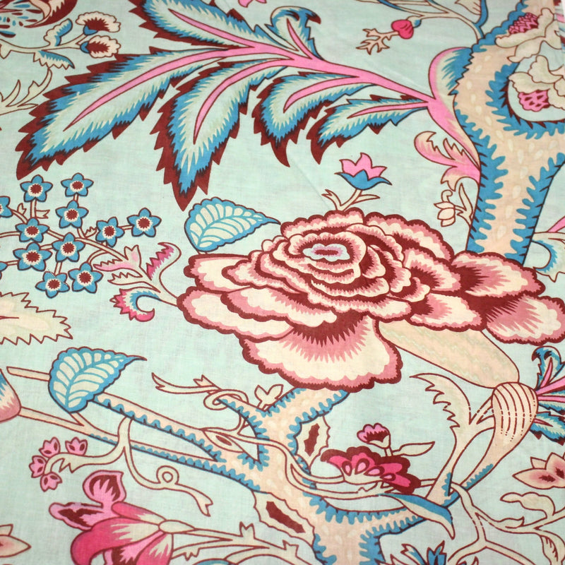 Tissu coton fin imprimé INDIENNES, bleu d'eau aux grandes fleurs écrues, bleues, rouges et roses - TissusPapi.com