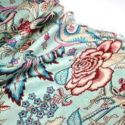 Tissu coton fin imprimé INDIENNES, bleu d'eau aux grandes fleurs écrues, bleues, rouges et roses - TissusPapi.com