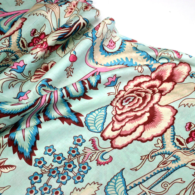 Tissu coton fin imprimé INDIENNES, bleu d'eau aux grandes fleurs écrues, bleues, rouges et roses - TissusPapi.com