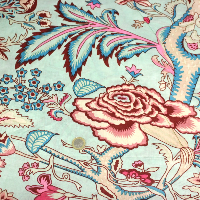 Tissu coton fin imprimé INDIENNES, bleu d'eau aux grandes fleurs écrues, bleues, rouges et roses - TissusPapi.com