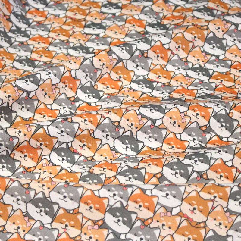 Tissu cotonnade KAWAII aux chiens japonais Shiba blancs, gris et roux, noeud papillon - OEKO - TEX - TissusPapi.com