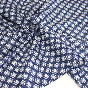Tissu coton fin imprimé INDIENNES, fleurs blanches traditionnelles sur fond bleu rayé - TissusPapi.com