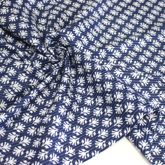 Tissu coton fin imprimé INDIENNES, fleurs blanches traditionnelles sur fond bleu rayé - TissusPapi.com