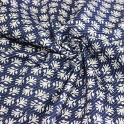Tissu coton fin imprimé INDIENNES, fleurs blanches traditionnelles sur fond bleu rayé - TissusPapi.com