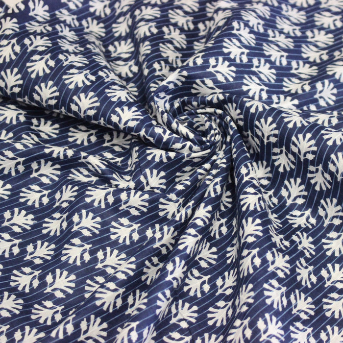 Tissu coton fin imprimé INDIENNES, fleurs blanches traditionnelles sur fond bleu rayé - TissusPapi.com