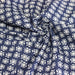 Tissu coton fin imprimé INDIENNES, fleurs blanches traditionnelles sur fond bleu rayé - TissusPapi.com