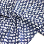 Tissu coton fin imprimé INDIENNES, fleurs blanches traditionnelles sur fond bleu rayé - TissusPapi.com