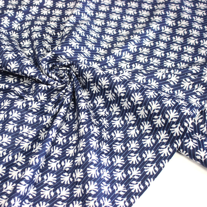 Tissu coton fin imprimé INDIENNES, fleurs blanches traditionnelles sur fond bleu rayé - TissusPapi.com