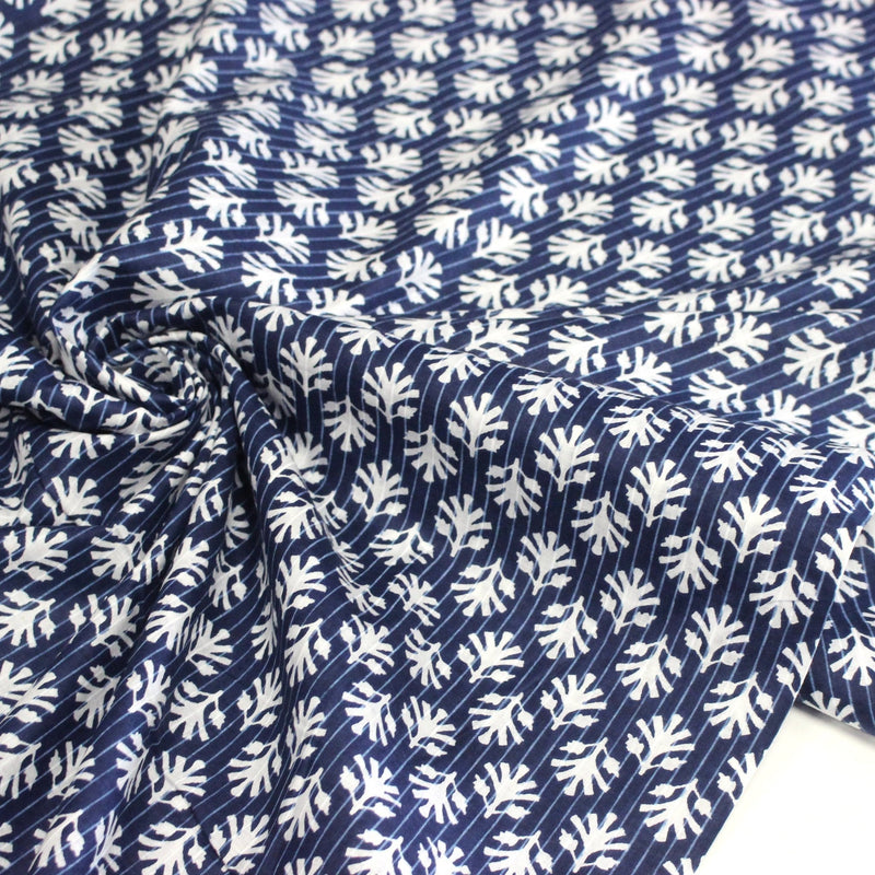 Tissu coton fin imprimé INDIENNES, fleurs blanches traditionnelles sur fond bleu rayé - TissusPapi.com