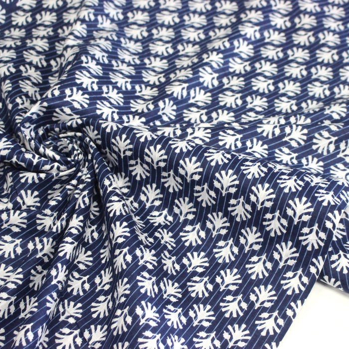 Tissu coton fin imprimé INDIENNES, fleurs blanches traditionnelles sur fond bleu rayé - TissusPapi.com