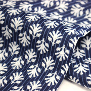 Tissu coton fin imprimé INDIENNES, fleurs blanches traditionnelles sur fond bleu rayé - TissusPapi.com