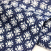 Tissu coton fin imprimé INDIENNES, fleurs blanches traditionnelles sur fond bleu rayé - TissusPapi.com
