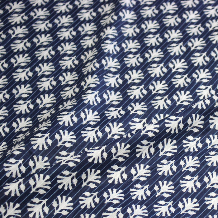 Tissu coton fin imprimé INDIENNES, fleurs blanches traditionnelles sur fond bleu rayé - TissusPapi.com