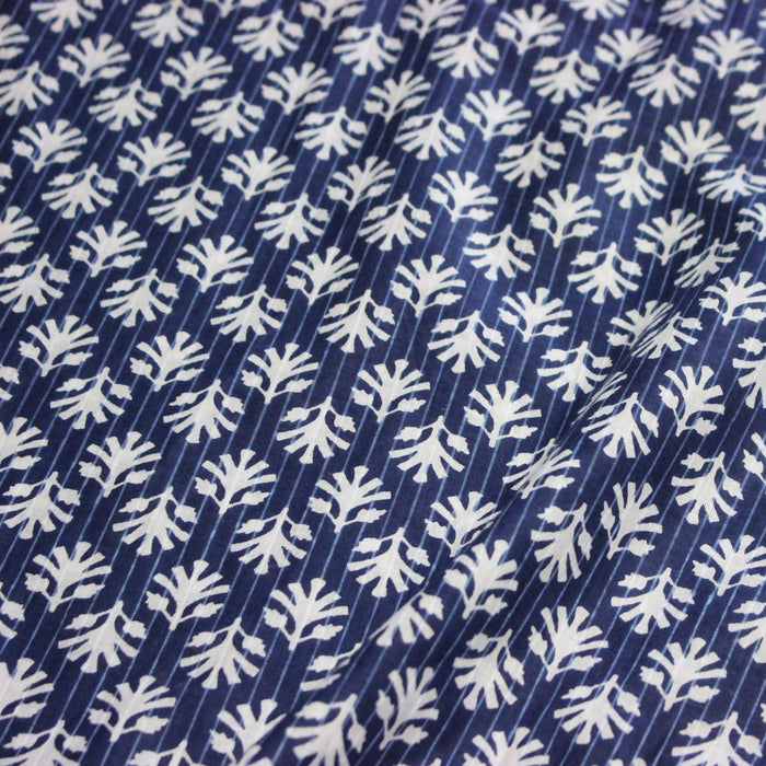 Tissu coton fin imprimé INDIENNES, fleurs blanches traditionnelles sur fond bleu rayé - TissusPapi.com