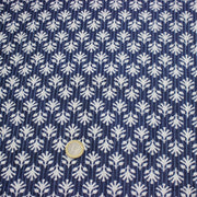 Tissu coton fin imprimé INDIENNES, fleurs blanches traditionnelles sur fond bleu rayé - TissusPapi.com