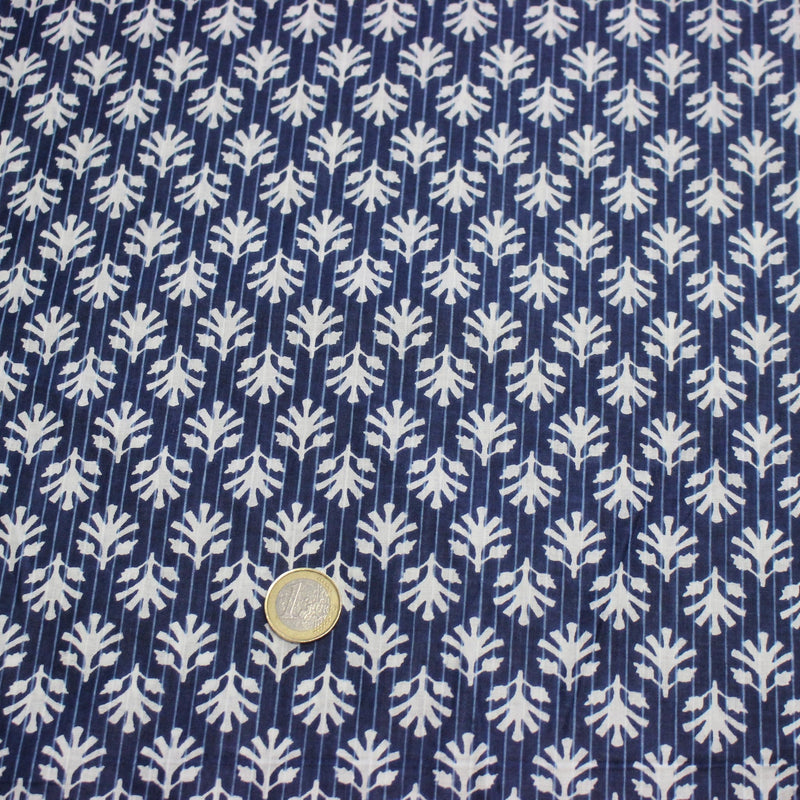 Tissu coton fin imprimé INDIENNES, fleurs blanches traditionnelles sur fond bleu rayé - TissusPapi.com
