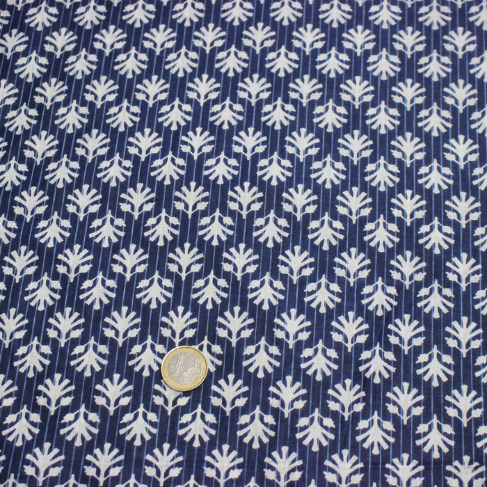 Tissu coton fin imprimé INDIENNES, fleurs blanches traditionnelles sur fond bleu rayé - TissusPapi.com