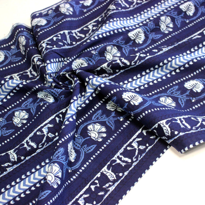Tissu coton fin imprimé INDIENNES, motif traditionnel de fleurs, pois, flèches, tons bleus et blancs - TissusPapi.com