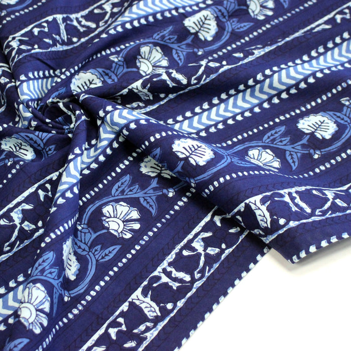 Tissu coton fin imprimé INDIENNES, motif traditionnel de fleurs, pois, flèches, tons bleus et blancs - TissusPapi.com