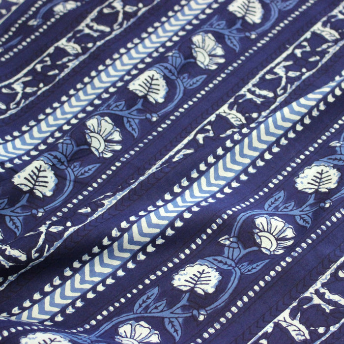 Tissu coton fin imprimé INDIENNES, motif traditionnel de fleurs, pois, flèches, tons bleus et blancs - TissusPapi.com