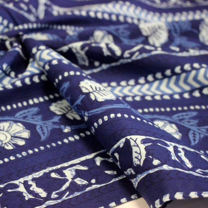 Tissu coton fin imprimé INDIENNES, motif traditionnel de fleurs, pois, flèches, tons bleus et blancs - TissusPapi.com