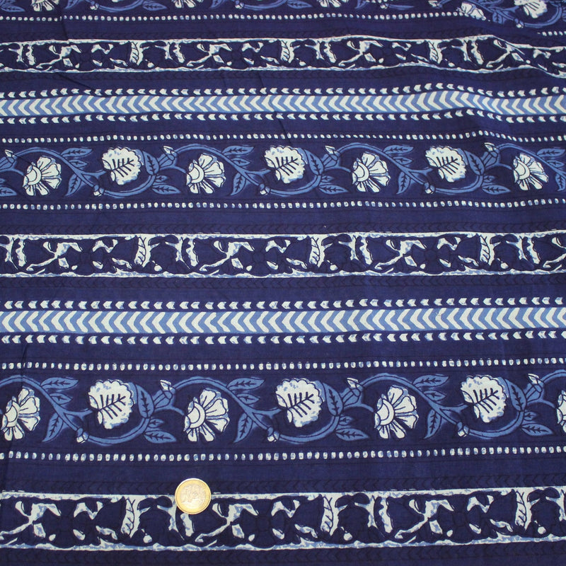 Tissu coton fin imprimé INDIENNES, motif traditionnel de fleurs, pois, flèches, tons bleus et blancs - TissusPapi.com