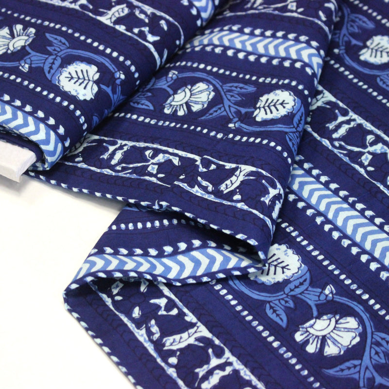 Tissu coton fin imprimé INDIENNES, motif traditionnel de fleurs, pois, flèches, tons bleus et blancs - TissusPapi.com