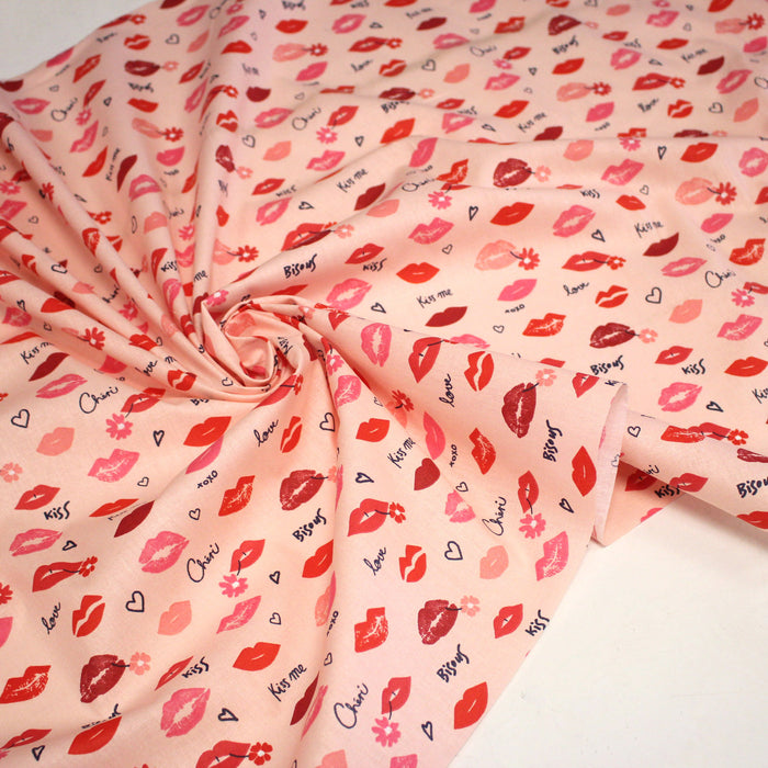 Tissu cotonnade BISOUS MON CHÉRI, rose aux bouches rouges - OEKO-TEX STANDARD 100