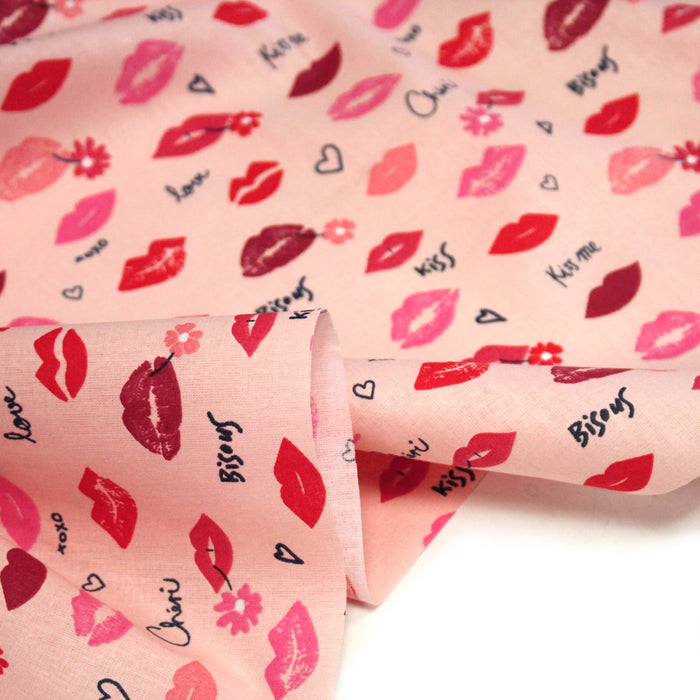 Tissu cotonnade BISOUS MON CHÉRI, rose aux bouches rouges - OEKO-TEX STANDARD 100