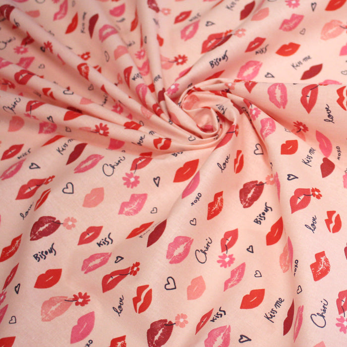 Tissu cotonnade BISOUS MON CHÉRI, rose aux bouches rouges - OEKO-TEX STANDARD 100