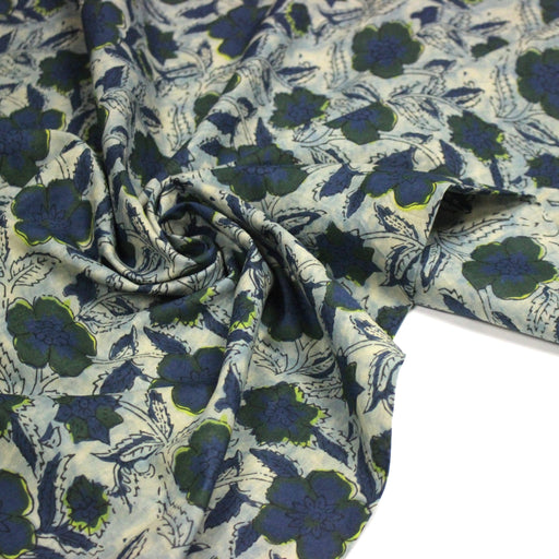 Tissu coton fin imprimé INDIENNES, faux uni vert pâle, fleurs et feuilles bleu indigo et vert anglais - STANDARD 100 OEKO - TEX - TissusPapi.com