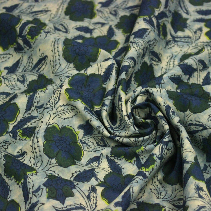 Tissu coton fin imprimé INDIENNES, faux uni vert pâle, fleurs et feuilles bleu indigo et vert anglais - STANDARD 100 OEKO - TEX - TissusPapi.com