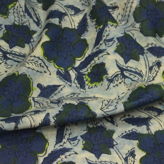 Tissu coton fin imprimé INDIENNES, faux uni vert pâle, fleurs et feuilles bleu indigo et vert anglais - STANDARD 100 OEKO - TEX - TissusPapi.com