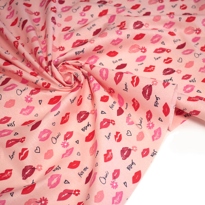 Tissu cotonnade BISOUS MON CHÉRI, rose aux bouches rouges - OEKO-TEX STANDARD 100