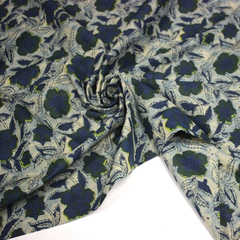 Tissu coton fin imprimé INDIENNES, faux uni vert pâle, fleurs et feuilles bleu indigo et vert anglais - STANDARD 100 OEKO - TEX - TissusPapi.com