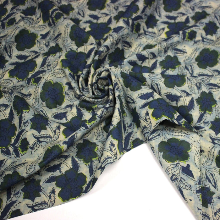 Tissu coton fin imprimé INDIENNES, faux uni vert pâle, fleurs et feuilles bleu indigo et vert anglais - STANDARD 100 OEKO - TEX - TissusPapi.com