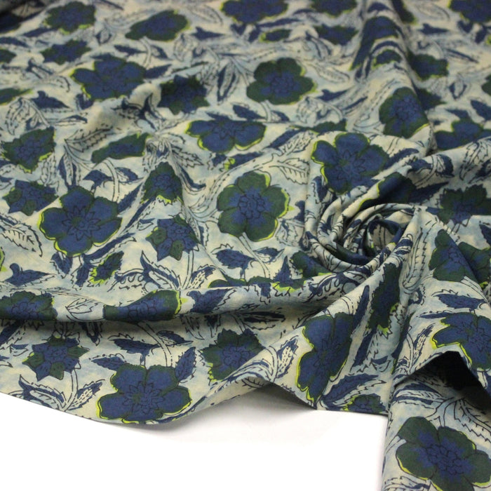 Tissu coton fin imprimé INDIENNES, faux uni vert pâle, fleurs et feuilles bleu indigo et vert anglais - STANDARD 100 OEKO - TEX - TissusPapi.com