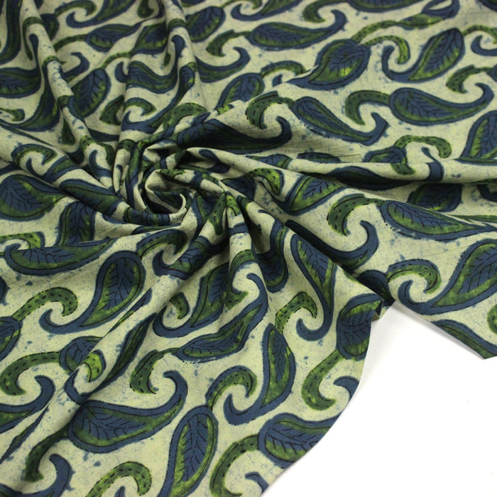 Tissu coton fin imprimé INDIENNES, vert pâle aux feuilles bleues et vertes - STANDARD 100 OEKO - TEX - TissusPapi.com