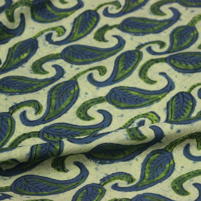 Tissu coton fin imprimé INDIENNES, vert pâle aux feuilles bleues et vertes - STANDARD 100 OEKO - TEX - TissusPapi.com