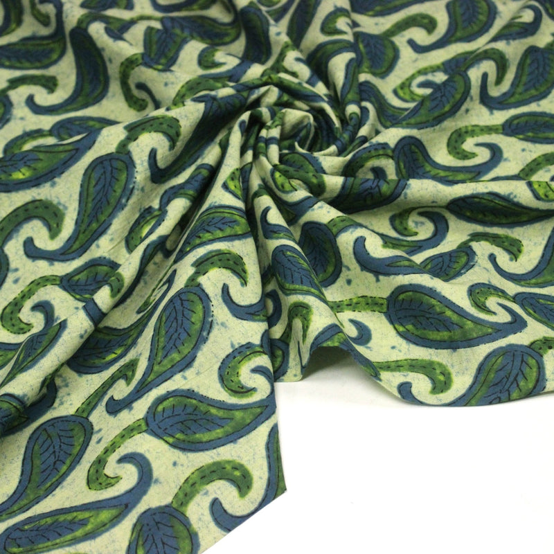Tissu coton fin imprimé INDIENNES, vert pâle aux feuilles bleues et vertes - STANDARD 100 OEKO - TEX - TissusPapi.com