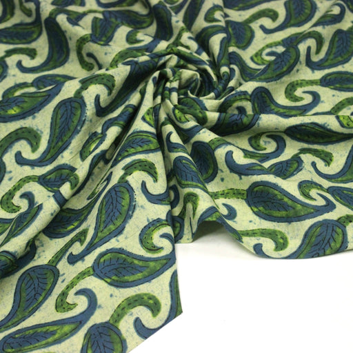 Tissu coton fin imprimé INDIENNES, vert pâle aux feuilles bleues et vertes - STANDARD 100 OEKO - TEX - TissusPapi.com