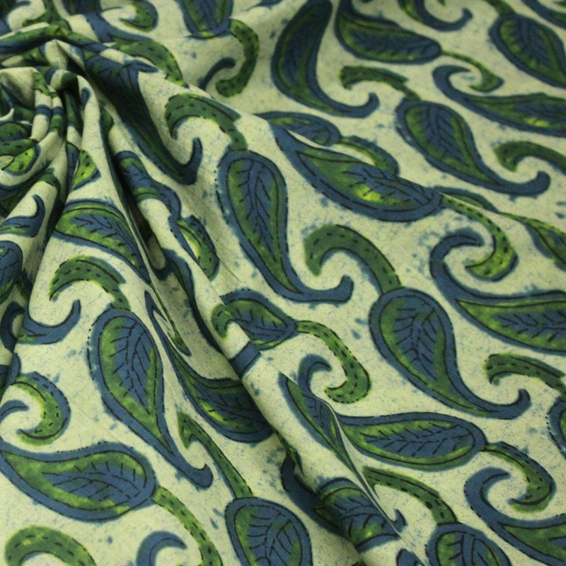 Tissu coton fin imprimé INDIENNES, vert pâle aux feuilles bleues et vertes - STANDARD 100 OEKO - TEX - TissusPapi.com