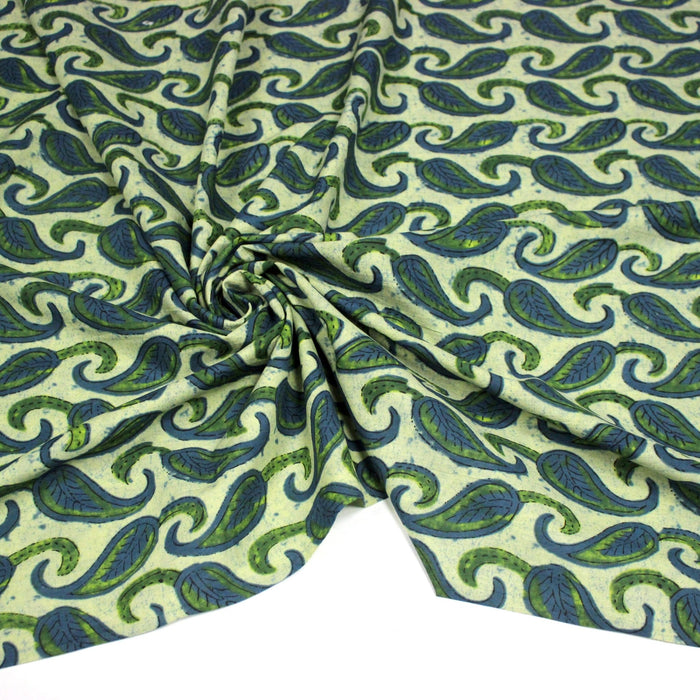 Tissu coton fin imprimé INDIENNES, vert pâle aux feuilles bleues et vertes - STANDARD 100 OEKO - TEX - TissusPapi.com