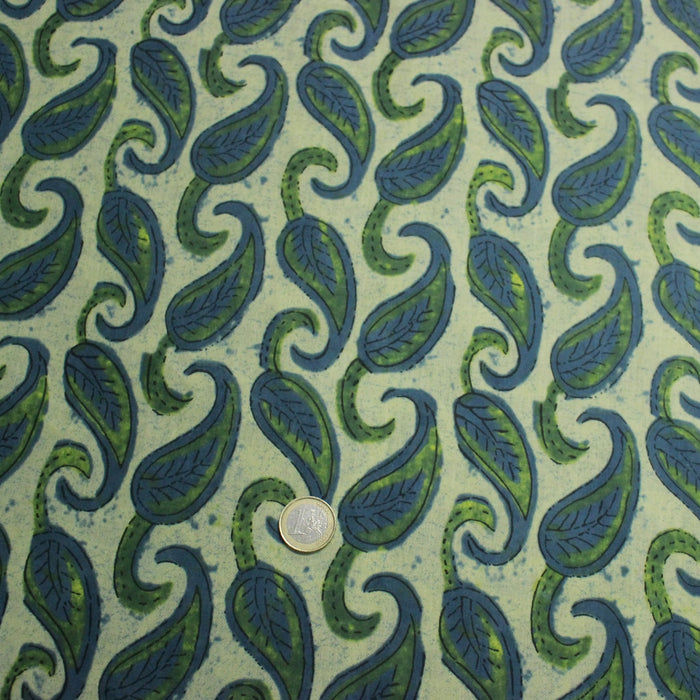 Tissu coton fin imprimé INDIENNES, vert pâle aux feuilles bleues et vertes - STANDARD 100 OEKO - TEX - TissusPapi.com