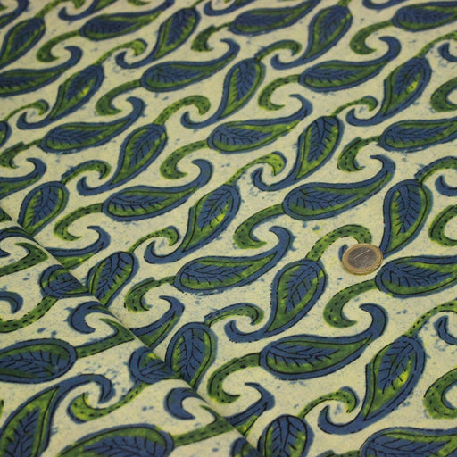 Tissu coton fin imprimé INDIENNES, vert pâle aux feuilles bleues et vertes - STANDARD 100 OEKO - TEX - TissusPapi.com