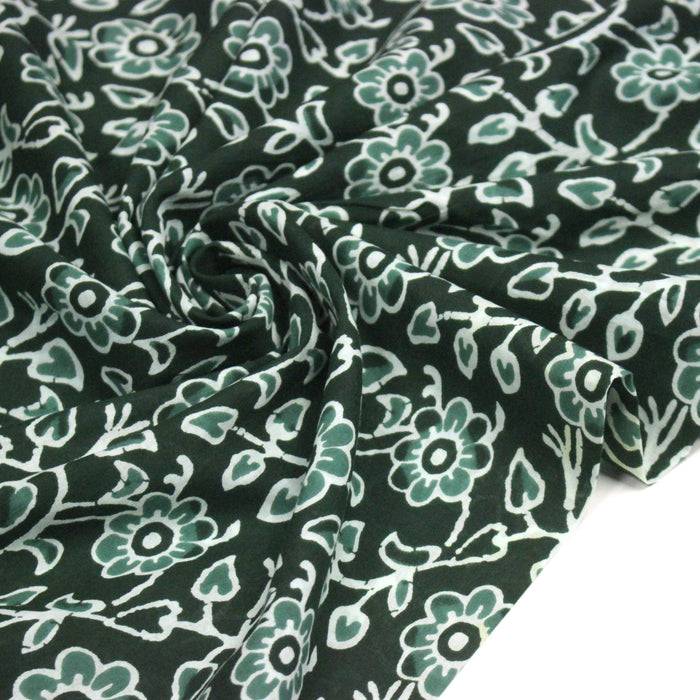 Tissu coton fin imprimé INDIENNES, vert bouteille aux fleurs et feuilles vertes et blanches - STANDARD 100 OEKO - TEX - TissusPapi.com