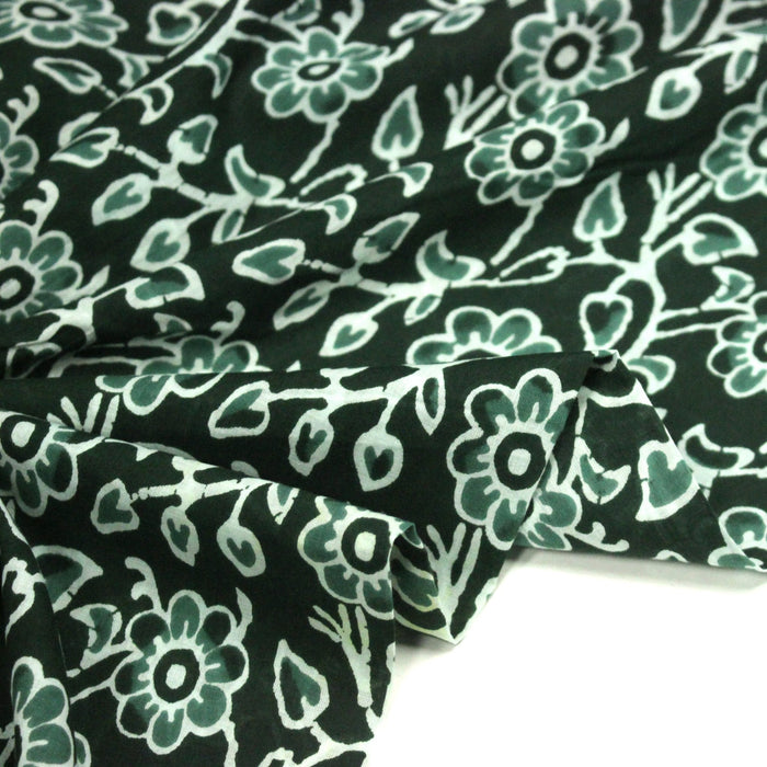 Tissu coton fin imprimé INDIENNES, vert bouteille aux fleurs et feuilles vertes et blanches - STANDARD 100 OEKO - TEX - TissusPapi.com