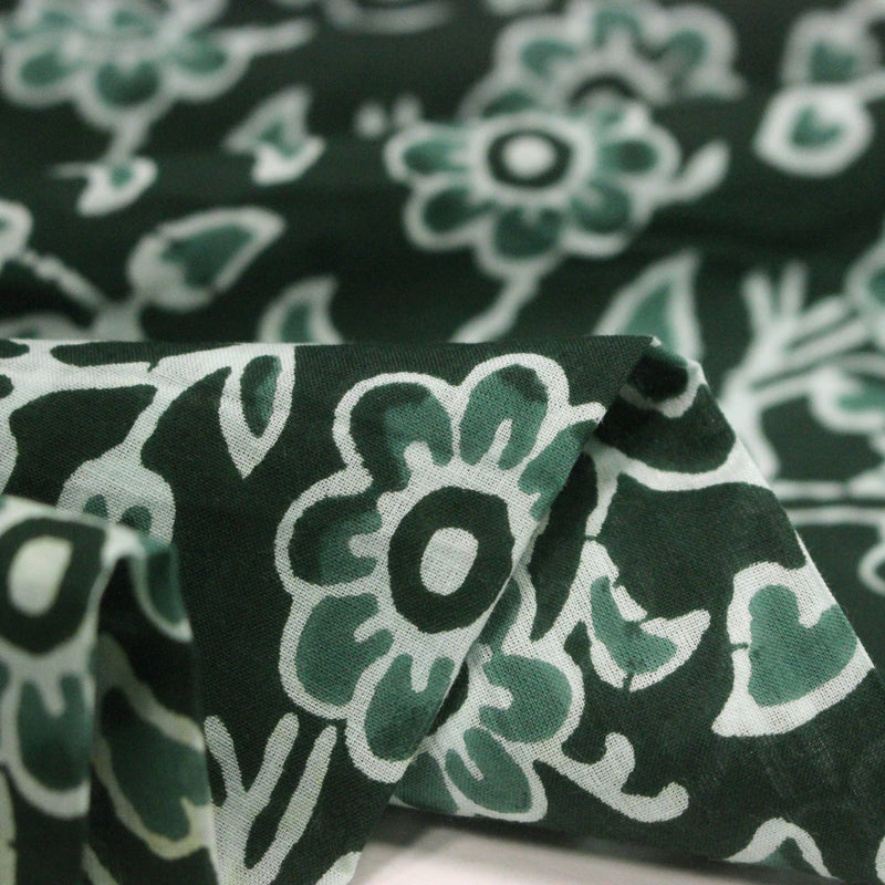 Tissu coton fin imprimé INDIENNES, vert bouteille aux fleurs et feuilles vertes et blanches - STANDARD 100 OEKO - TEX - TissusPapi.com