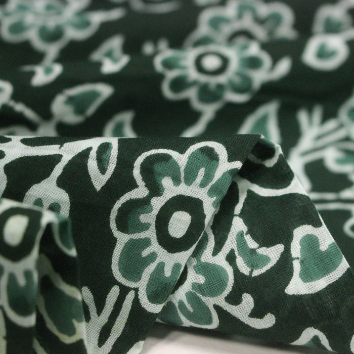 Tissu coton fin imprimé INDIENNES, vert bouteille aux fleurs et feuilles vertes et blanches - STANDARD 100 OEKO - TEX - TissusPapi.com