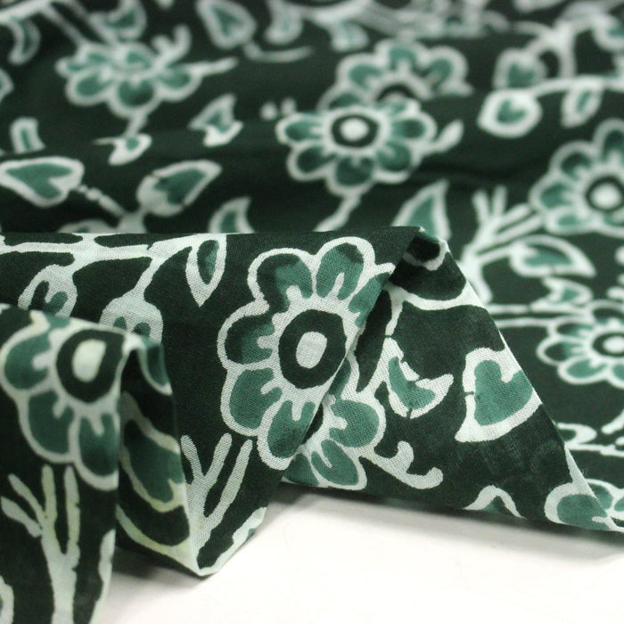Tissu coton fin imprimé INDIENNES, vert bouteille aux fleurs et feuilles vertes et blanches - STANDARD 100 OEKO - TEX - TissusPapi.com